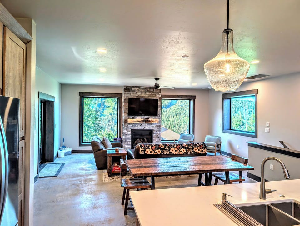 Family room, Views, Gas fireplace, Leather couches, 55" smart TV, Ceiling fan, Yoga mats