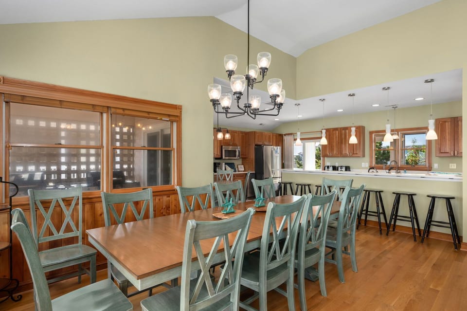DE08: Shore Beats Work | TL Living Area, Deck Access