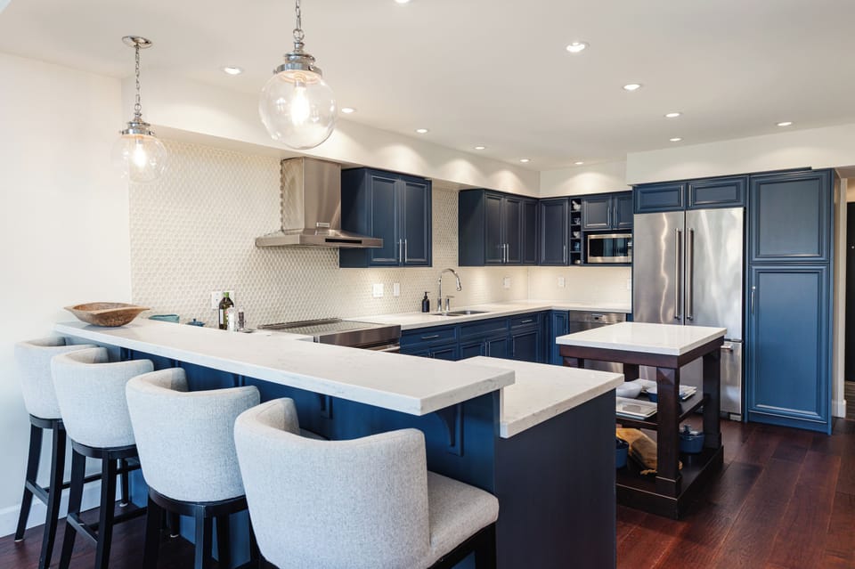 Kitchen - enjoy breakfast with 4 bar seats or a drink while your loved ones prepare a gourmet meal