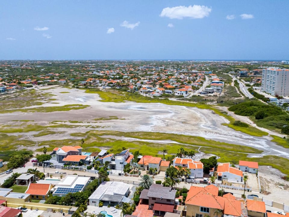 This beautiful villa is perfectly located near Aruba’s pristine coastline, offering breathtaking views and easy access to everything the island has to offer.