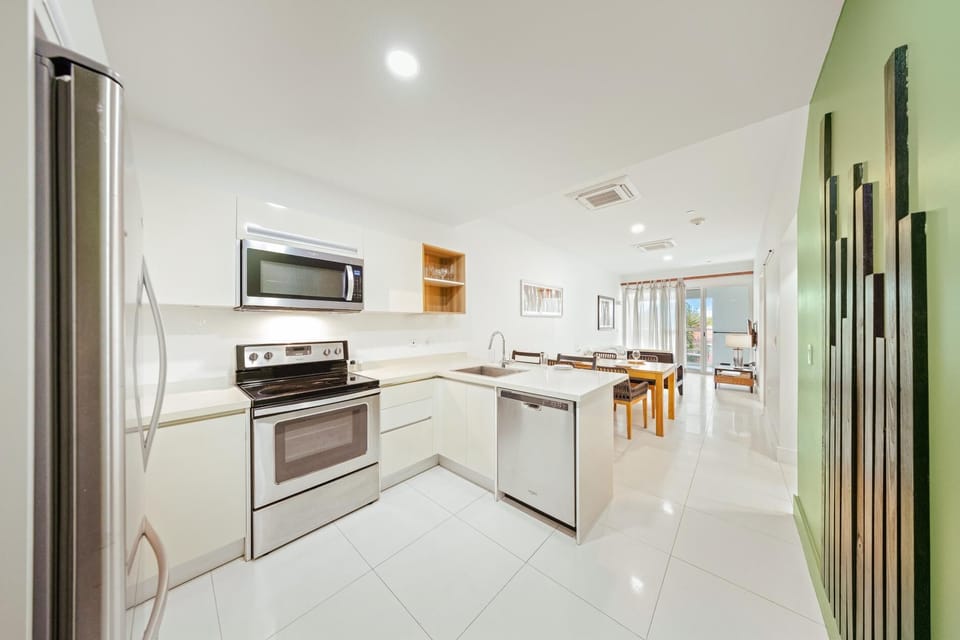 2BR2BA Condo w/Pool~Beach Tennis~Gym~Close 2 Beach (33267)
