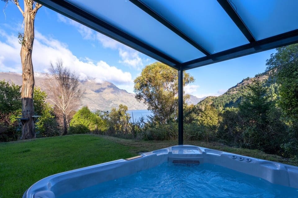 Brand new 6 seater private spa pool with lake & mountain views!