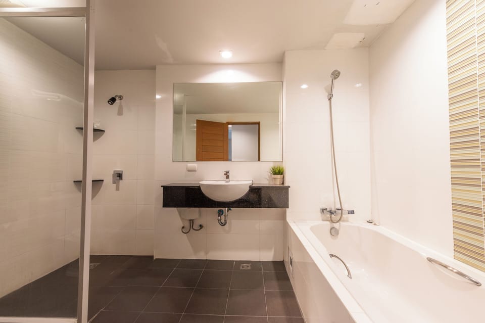 Suite King | Bathroom | Slippers, towels, soap, shampoo
