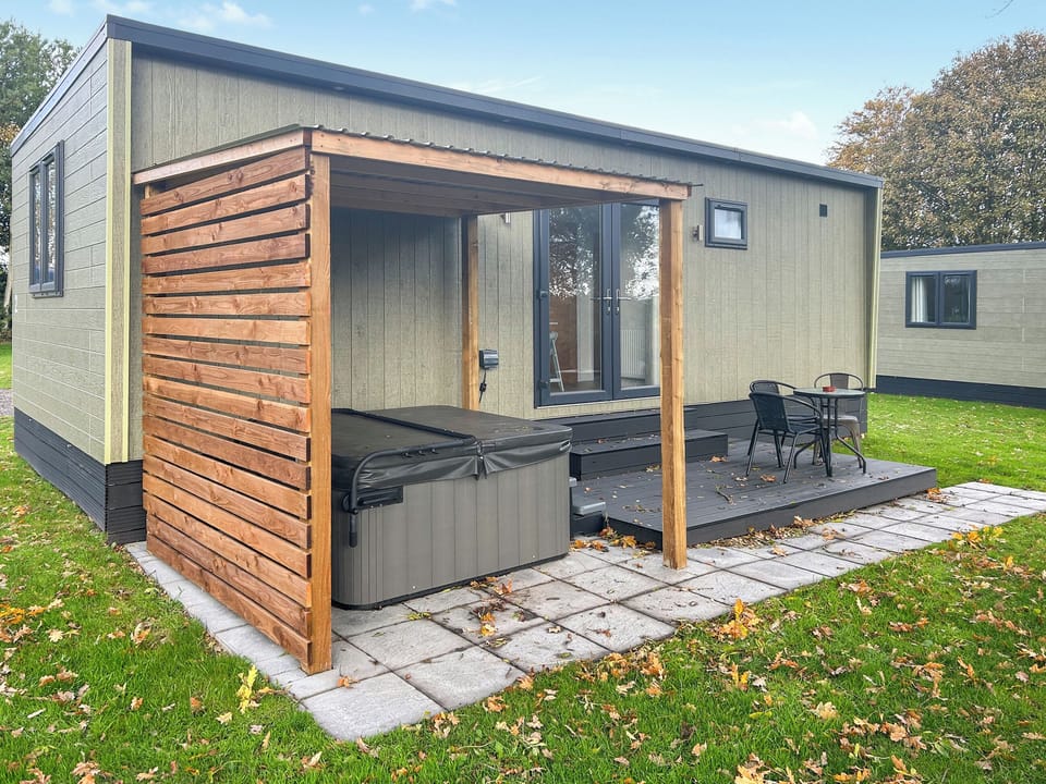 Hot tub | Kings Moor Retreat 2 - Kings Moor Retreat, Coleorton, near Coalville