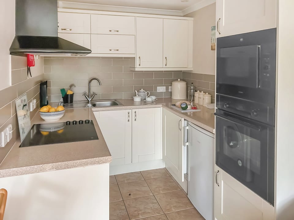 Kitchen area | 6 The Cove, Mullion