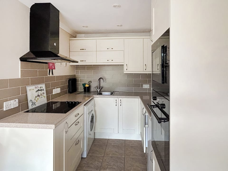 Kitchen area | 6 The Cove, Mullion