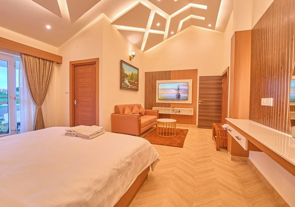 Luxury Suite Balcony Room | Desk, laptop workspace, free WiFi