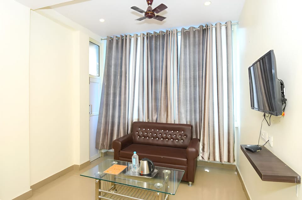 Deluxe Room | Desk, free WiFi