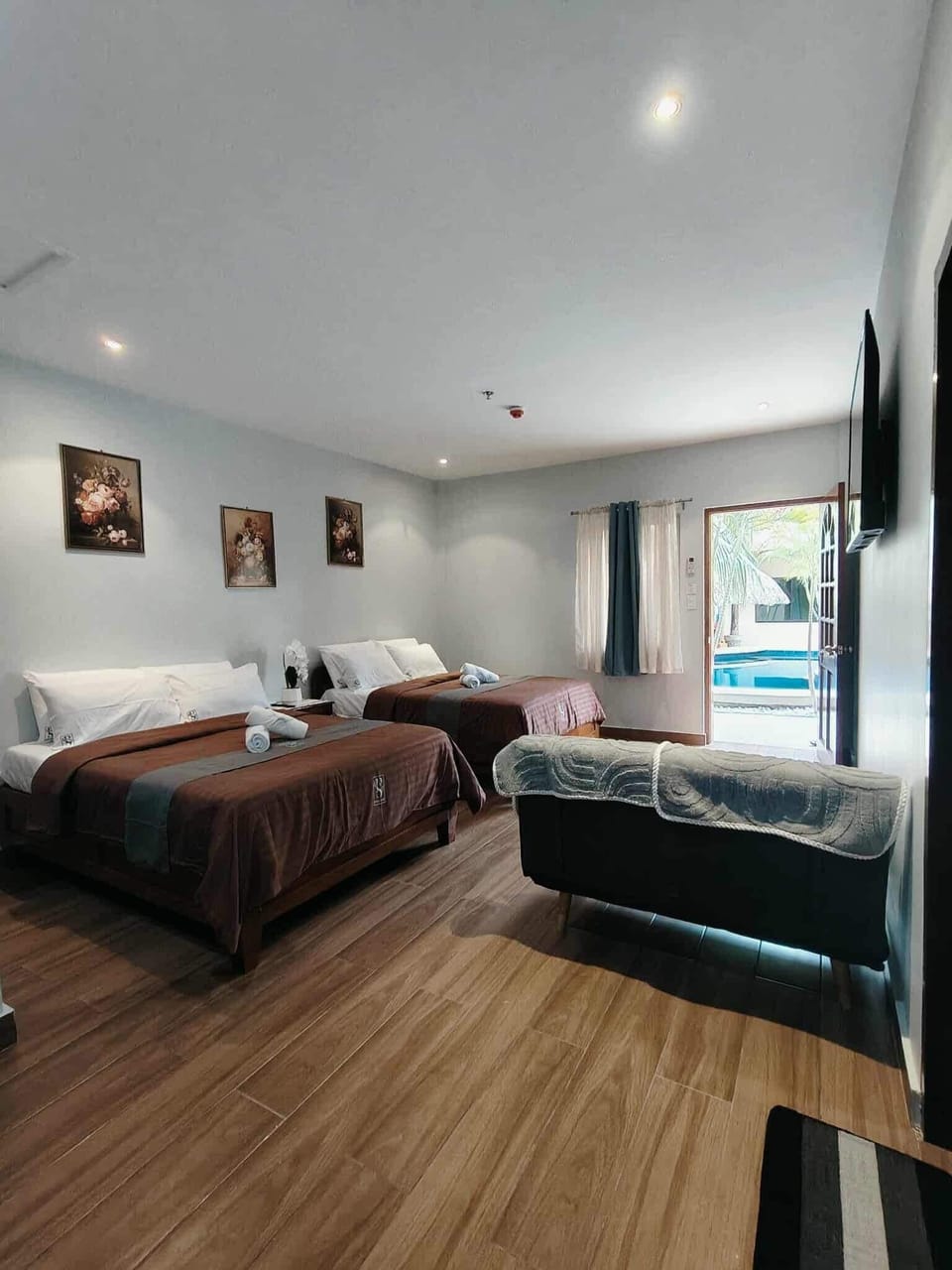 Family Room, Pool View | Free WiFi