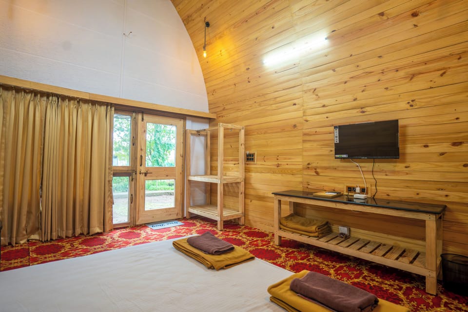 Luxury Cottage | Desk, laptop workspace