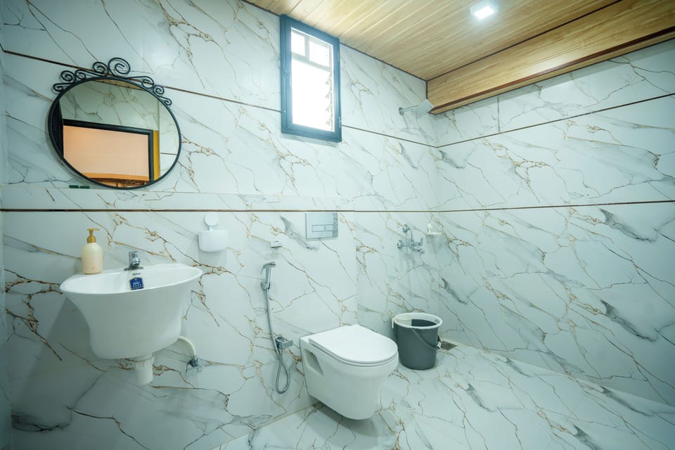 Luxury Cottage | Bathroom | Shower, towels, soap