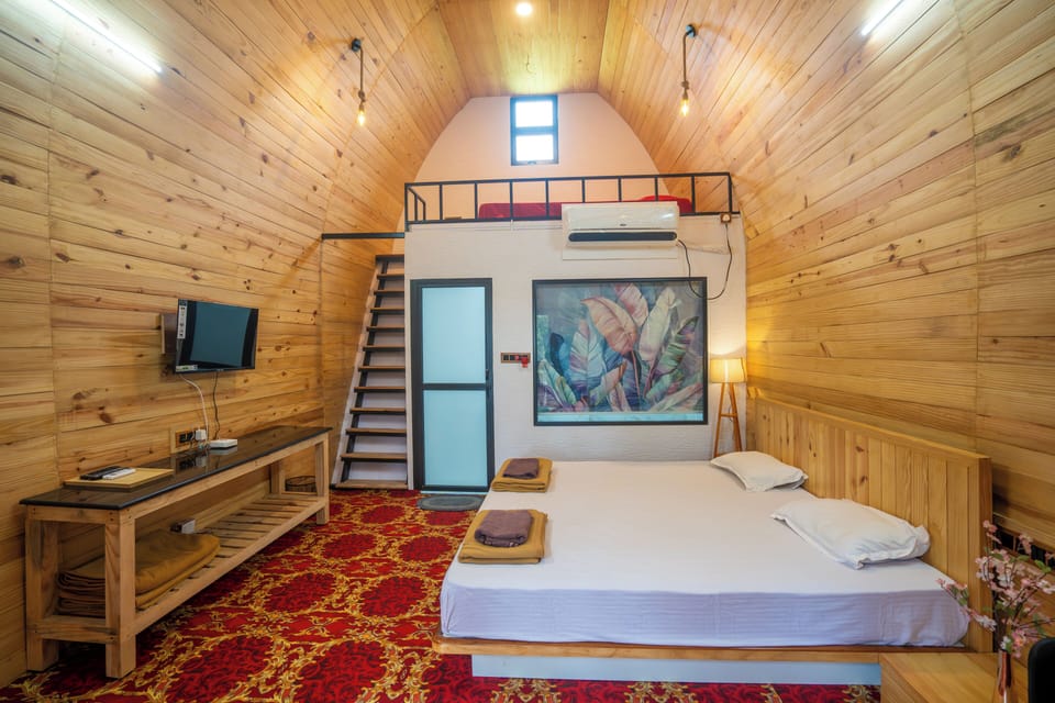 Luxury Cottage | Desk, laptop workspace