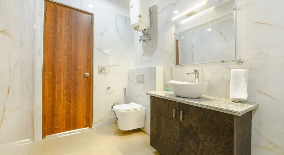 Superior Double Room, Balcony, City View | Bathroom | Slippers, towels, soap, shampoo