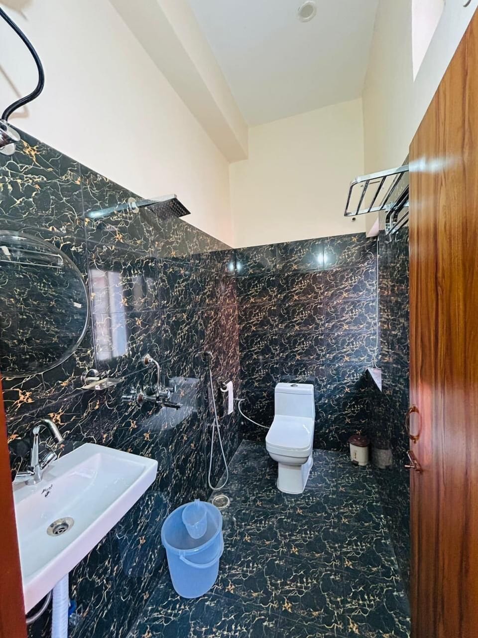 Premium Room | Bathroom | Free toiletries, slippers, bidet, towels