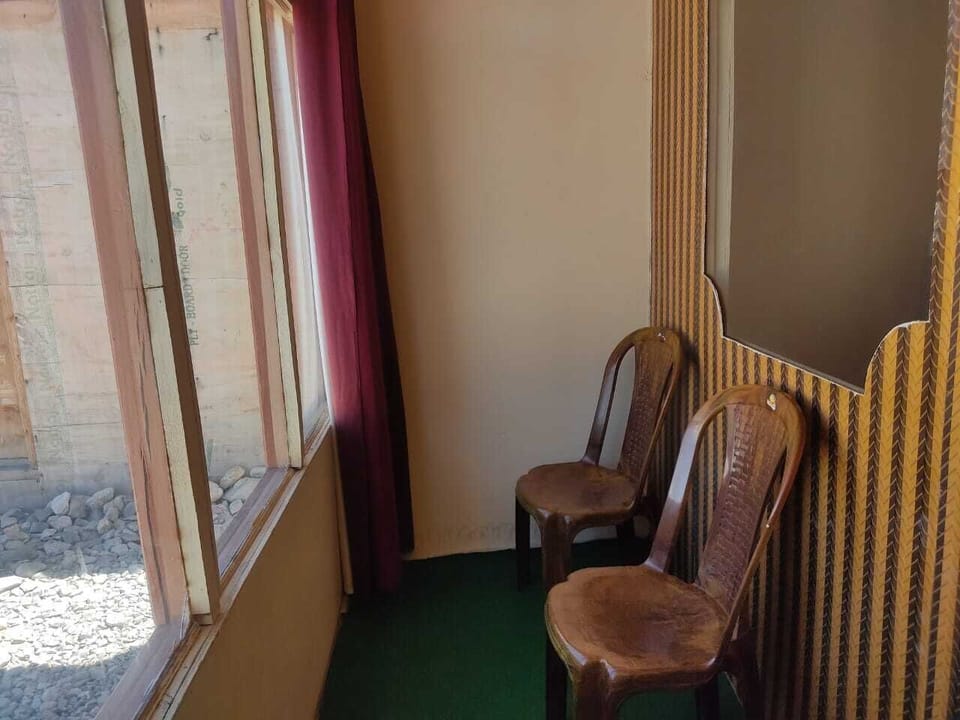 Deluxe Room, Lake View | Living area