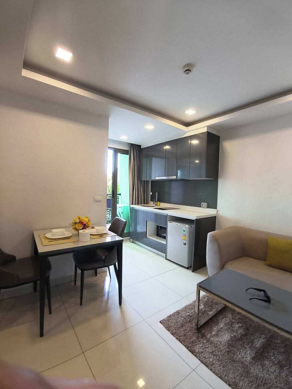 Apartment, 1 Bedroom, Accessible, Smoking | Living room