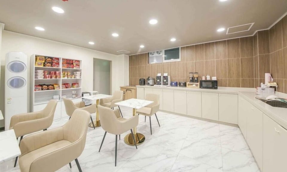 Free daily self-serve breakfast