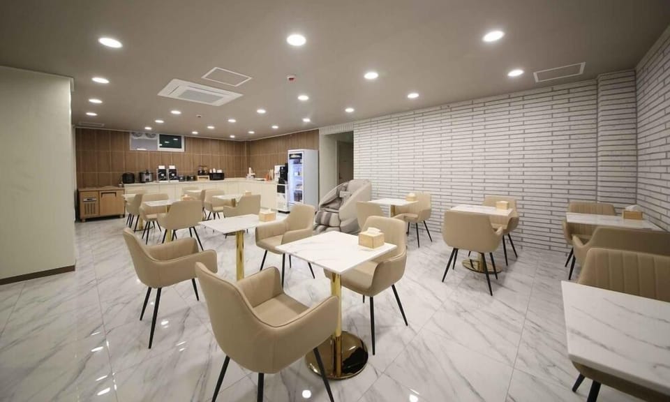 Free daily self-serve breakfast