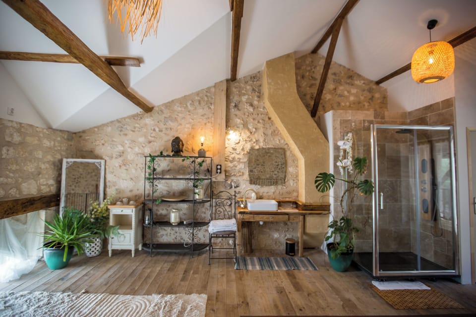 Superior Double Room, Pool View | Bathroom