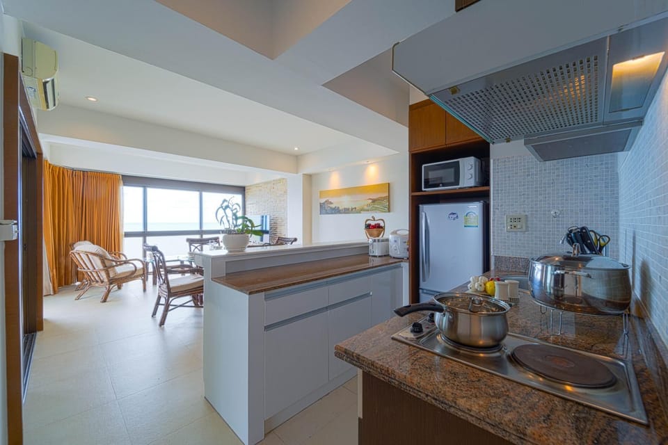 Condo, 2 Bedrooms, Balcony, Sea View | Private kitchenette | Electric kettle