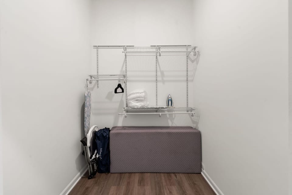Walk-in storage, clutter-free space