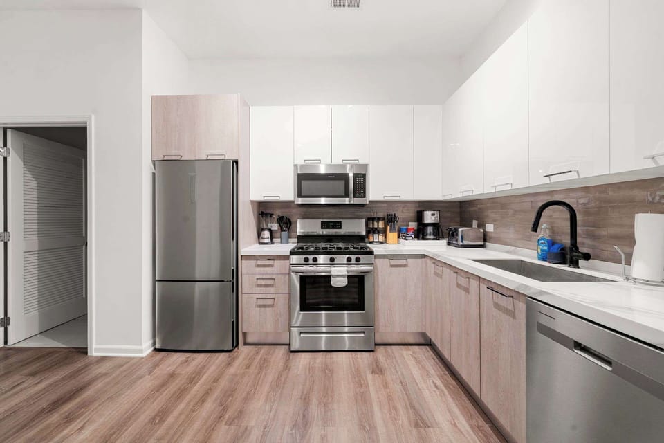 Two-toned cabinetry