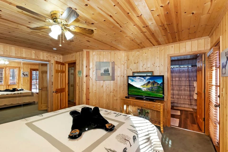 Rustic Cabin with Fireplace, Barbecue and Private Deck in Big Bear Lake, California Cabin in Big Bear