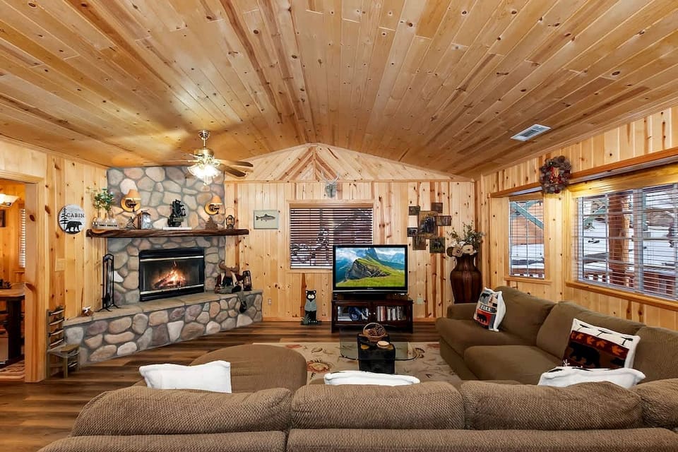 Rustic Cabin with Fireplace, Barbecue and Private Deck in Big Bear Lake, California Cabin in Big Bear