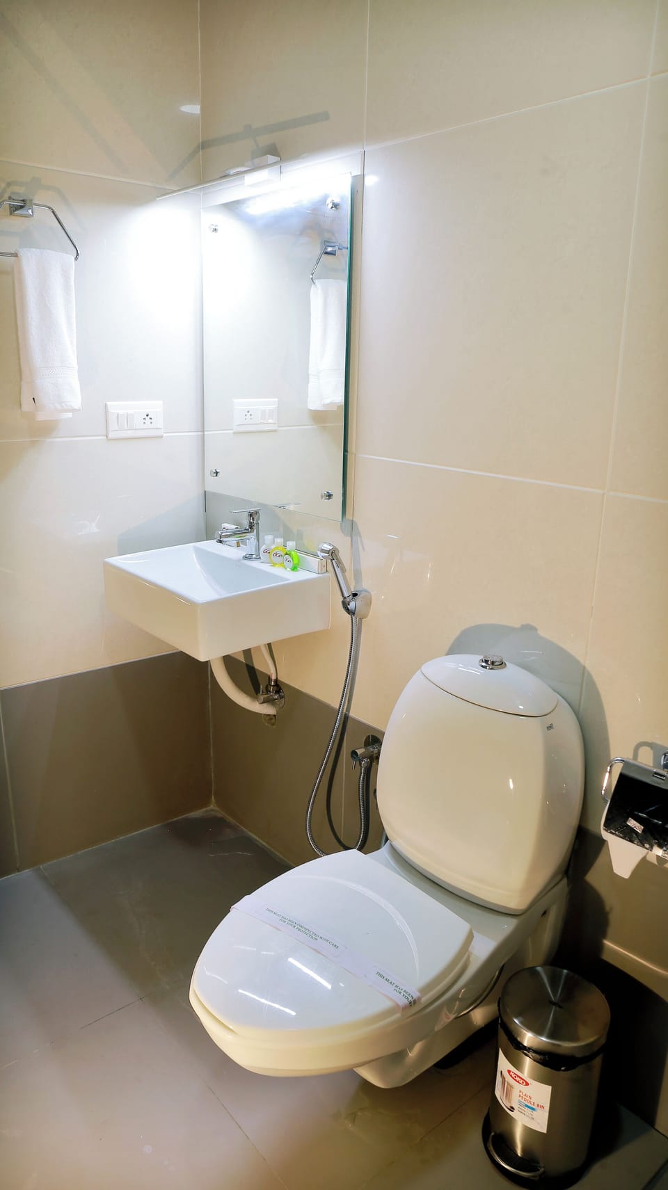 Standard Double Room | Bathroom | Towels, shampoo, toilet paper