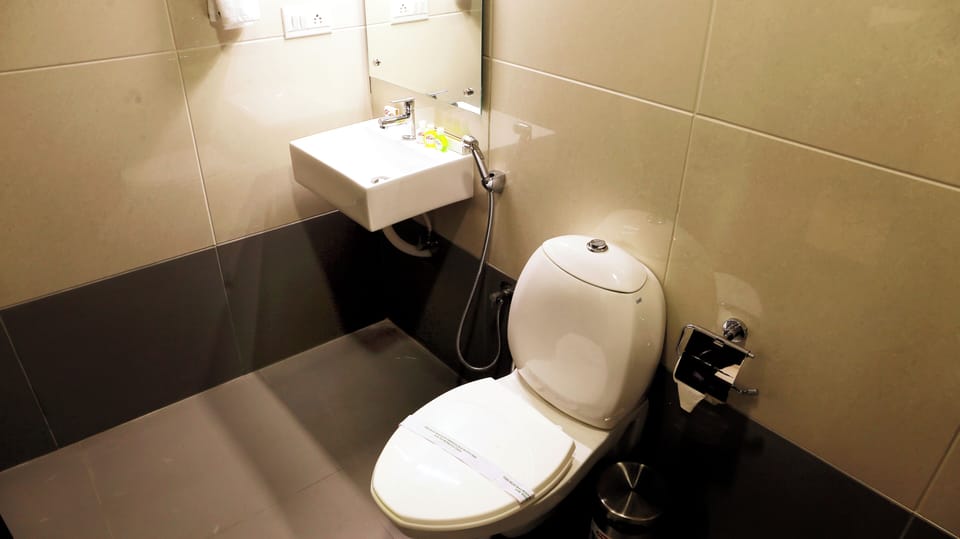 Standard Double Room | Bathroom | Towels, shampoo, toilet paper