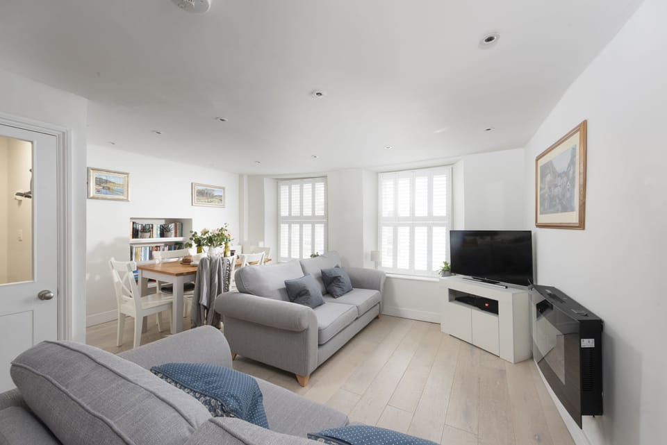 Open plan living and dining area - 4 Quayside