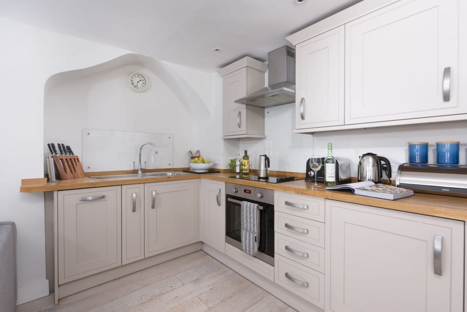 Kitchen with toaster, kettle and cafetiere - 4 Quayside