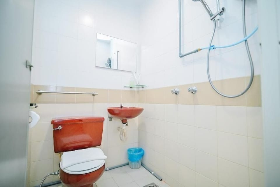 Deluxe Twin Room | Desk, iron/ironing board, free WiFi