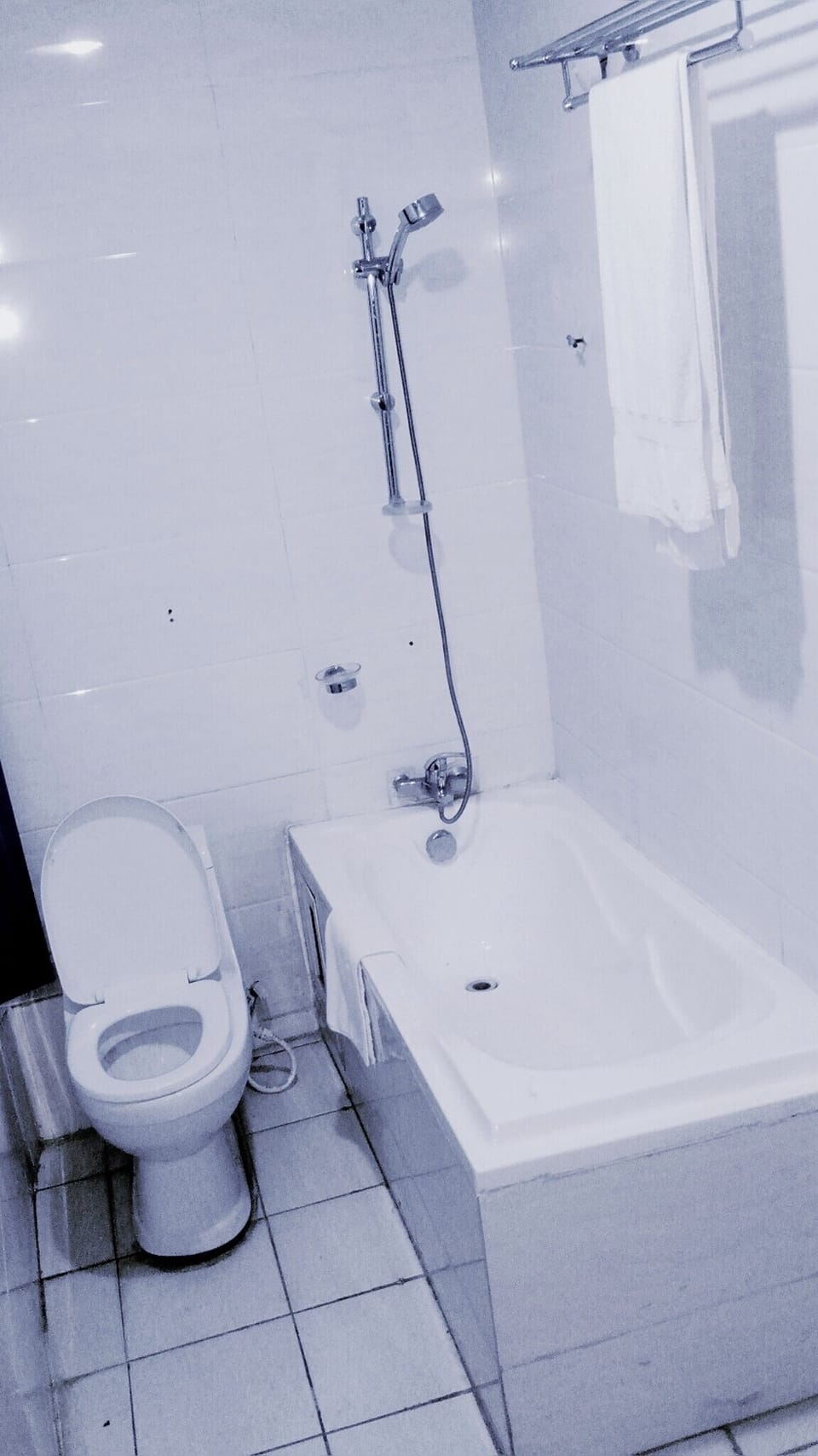Luxury Single Room, City View | Bathroom | Separate tub and shower, free toiletries, slippers, towels