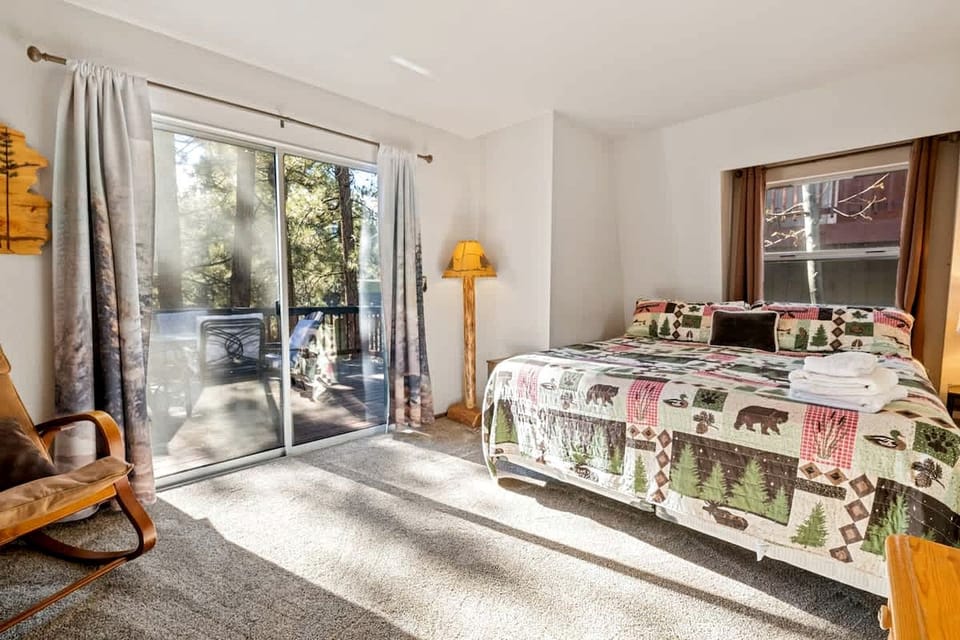 Dog-Friendly Rustic Cabin with Hot-Tub and Deck Great for Families in California Cabin in Big Bear