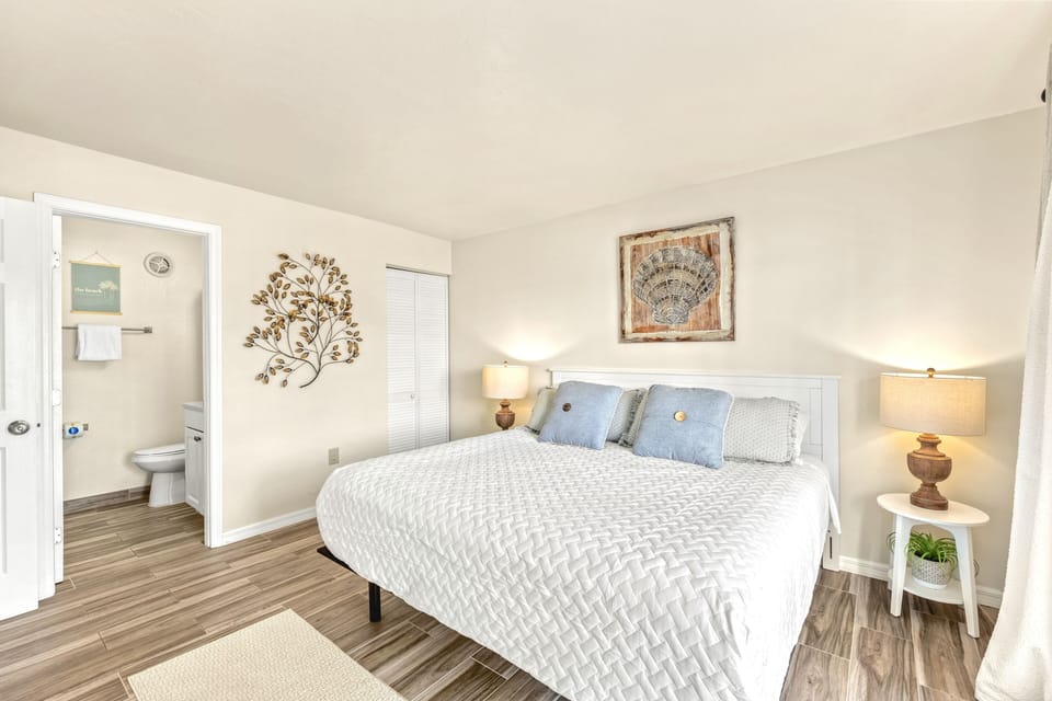 Queen bedroom with en-suite bath.