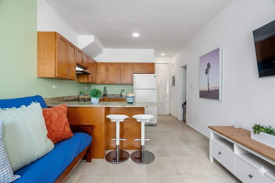 Fully equipped kitchen with a breakfast bar and modern decor.