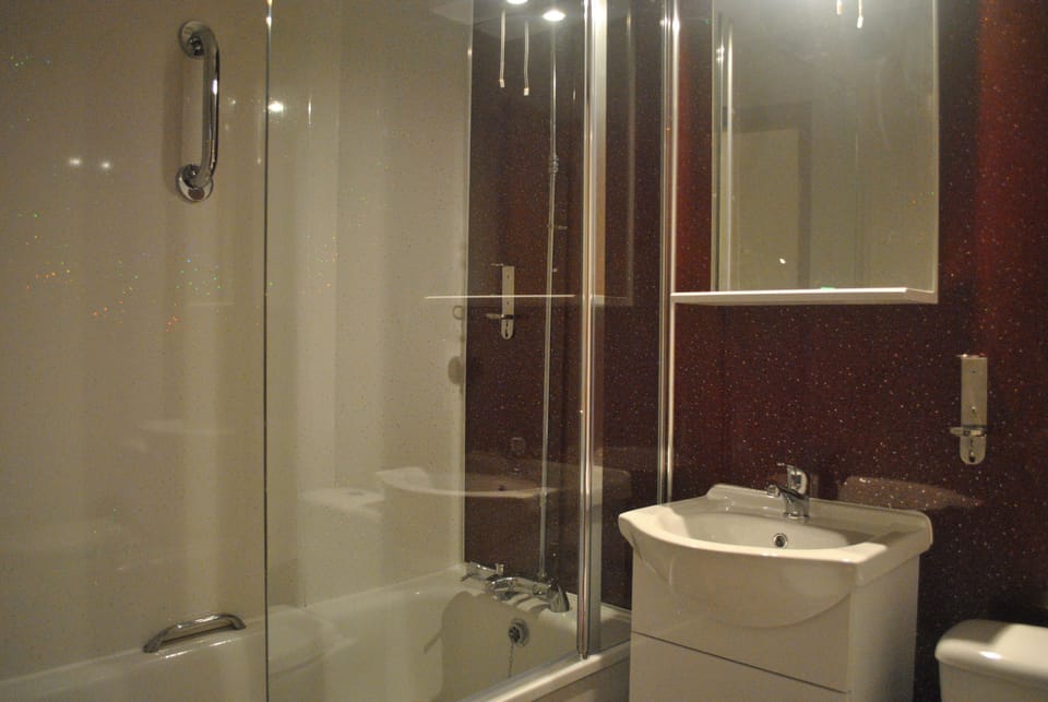 Combined shower/tub, free toiletries, towels