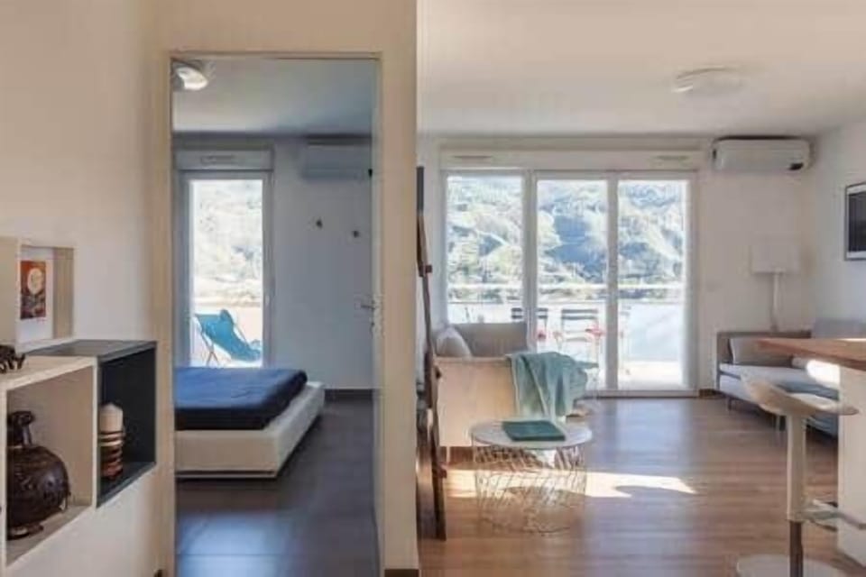 Livingroom & Master