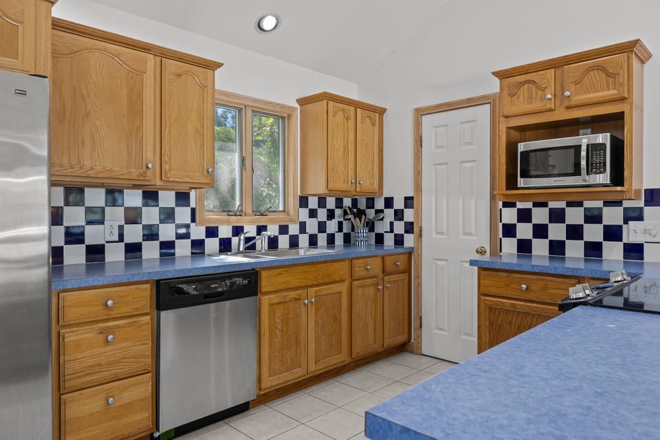 Top Level Fully Equipped Kitchen with Refrigerator, Diswasher, Microwave, Cooktop Bar with Seating 