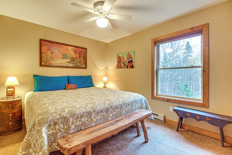 3 Mi to Sugarloaf Mountain! Convenient Cabin Cottage in Carrabassett Valley