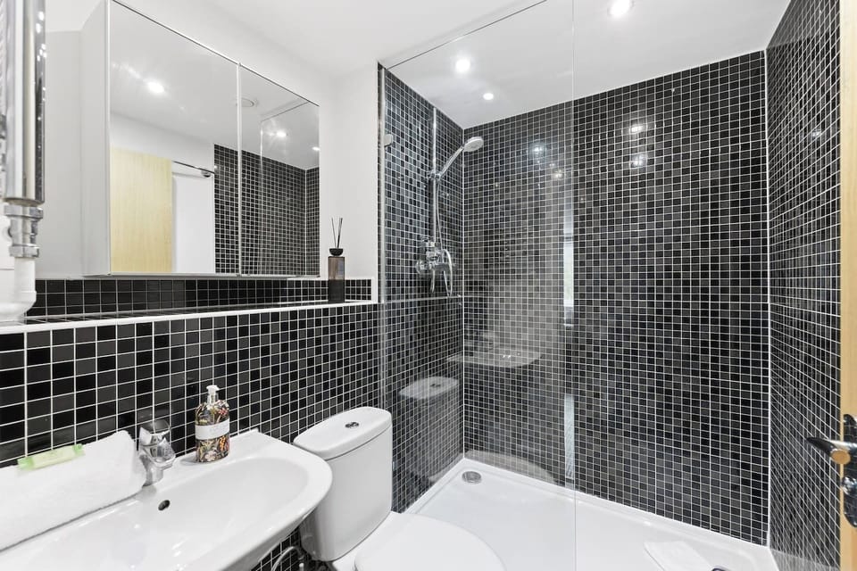 Bedroom 1 has a en-suite shower with complimentary toiletries provided.