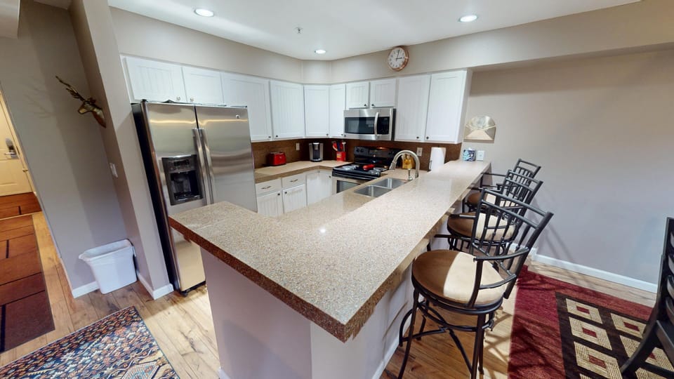 Fully Equipped Kitchen with Granite Counters - Fully Equipped Kitchen with Granite Counters