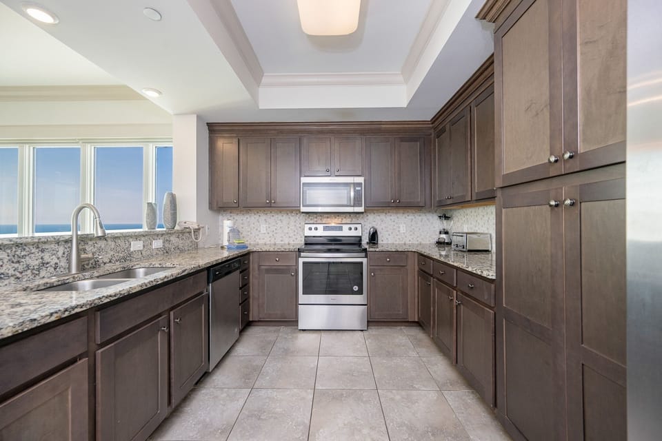 Condo, 4 Bedrooms | Private kitchen | Coffee/tea maker, fridge, oven