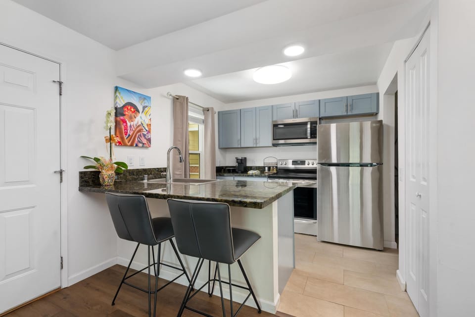 Condo, 1 Bedroom | Private kitchen | Fridge, oven, coffee/tea maker, toaster