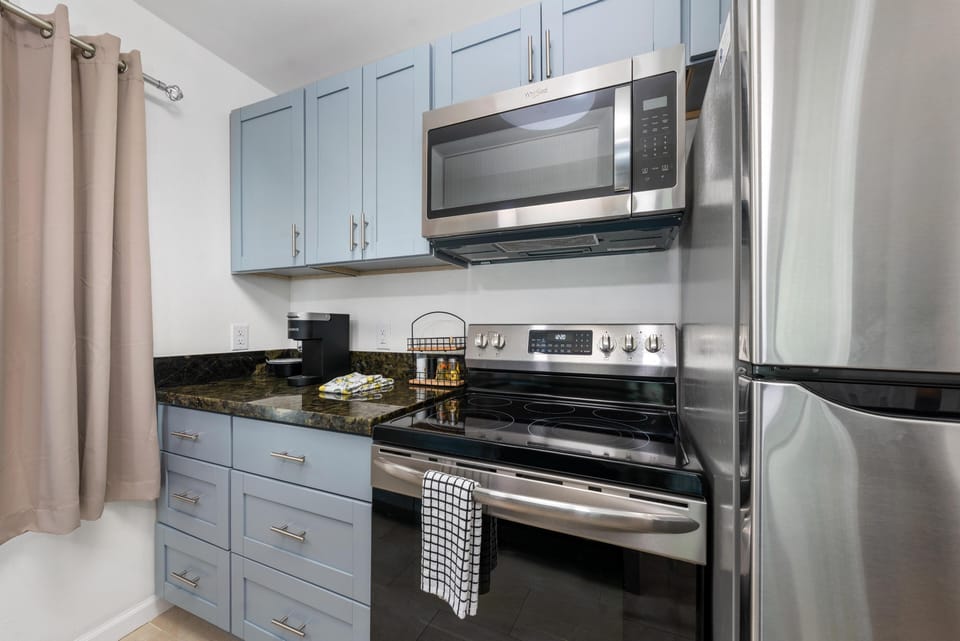 Condo, 1 Bedroom | Private kitchen | Fridge, oven, coffee/tea maker, toaster