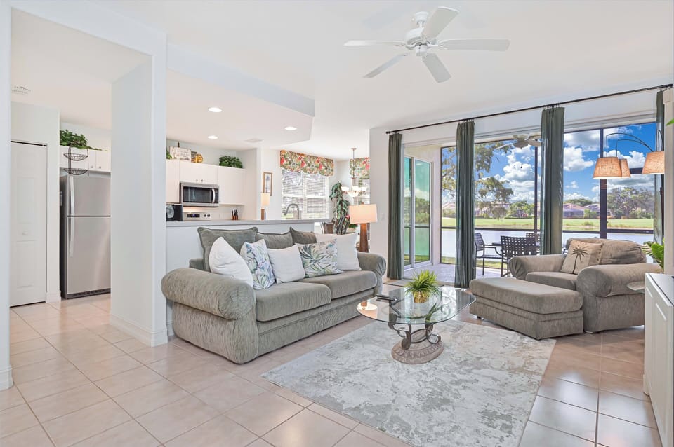 PS101 - Living with TV (cable and Roku), and sliding doors to the screened in lanai which offers gorgeous lake and golf course view