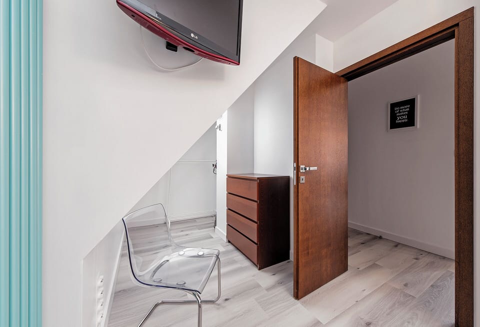 Comfort Apartment | Hypo-allergenic bedding, iron/ironing board, free WiFi
