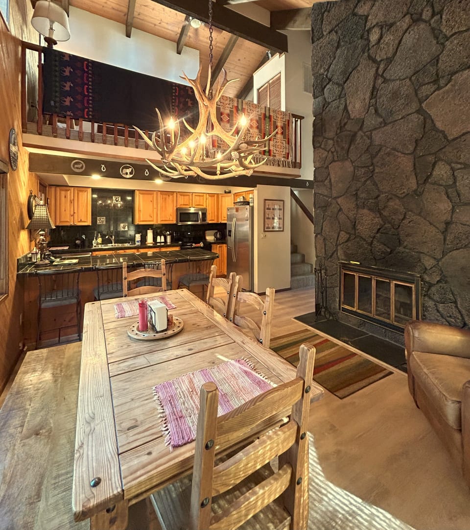Dining room and Kitchen - Dining room seats 6 at the table and four at the bar