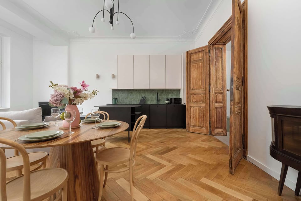 Another view of the dining area connected to the kitchen and living room. The open space is bright and modern, combining style with comfort.